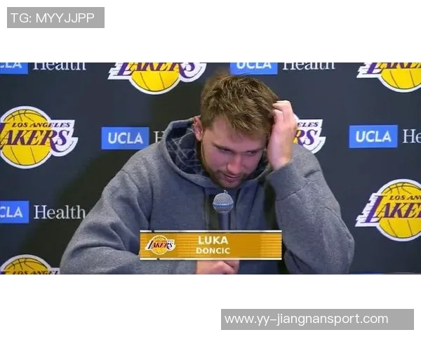 东契奇向里夫斯展示扭伤手指里夫斯惊呼难以置信的反应引发热议