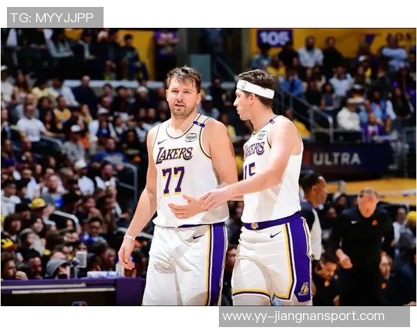 东契奇向里夫斯展示扭伤手指里夫斯惊呼难以置信的反应引发热议