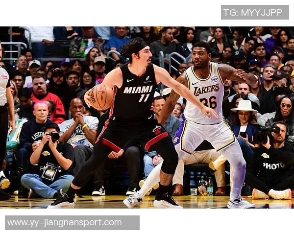 哈克斯替补登场26分钟高效表现14投9中斩获21分3篮板2助攻